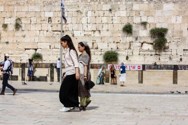 Kudüs İsrail 21 Mayıs 2018 akşam Kudüs'ün eski şehri batı duvarı plaza yürürken bilinmeyenli insan görünümü