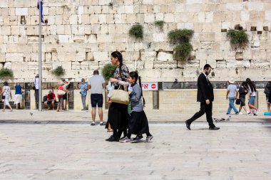 Kudüs İsrail 21 Mayıs 2018 akşam Kudüs'ün eski şehri batı duvarı plaza yürürken bilinmeyenli insan görünümü