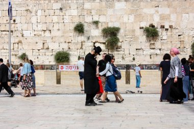 Kudüs İsrail 21 Mayıs 2018 akşam Kudüs'ün eski şehri batı duvarı plaza yürürken bilinmeyenli insan görünümü