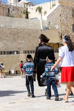 Kudüs İsrail 21 Mayıs 2018 akşam Kudüs'ün eski şehri batı duvarı plaza yürürken bilinmeyenli insan görünümü