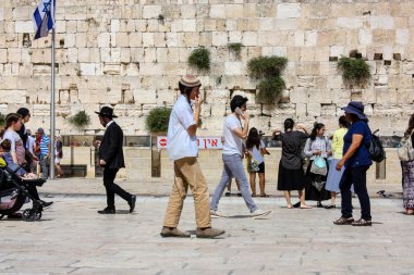 Kudüs İsrail 21 Mayıs 2018 akşam Kudüs'ün eski şehri batı duvarı plaza yürürken bilinmeyenli insan görünümü