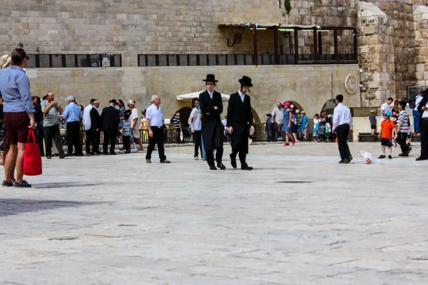 Jerusalén Israel Mayo 2018 Vista Gente Desconocida Caminando Por Plaza —  Fotos de Stock