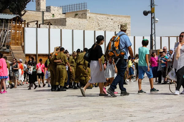 Jerusalén Israel Mayo 2018 Vista Gente Desconocida Caminando Por Plaza — Foto de Stock