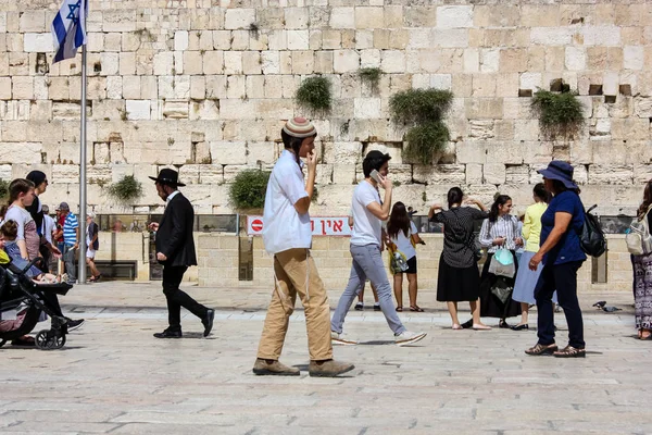 Kudüs İsrail 21 Mayıs 2018 akşam Kudüs'ün eski şehri batı duvarı plaza yürürken bilinmeyenli insan görünümü