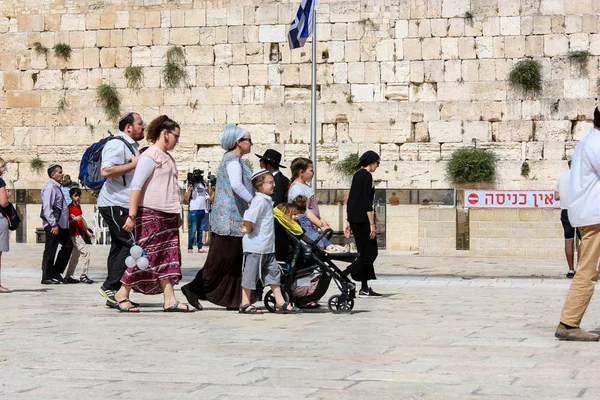 エルサレム イスラエル 2018 日夕方にはエルサレムの旧市街の西部の壁の広場を歩く未知の人のビュー — ストック写真