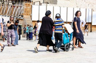 Kudüs İsrail 21 Mayıs 2018 akşam Kudüs'ün eski şehri batı duvarı plaza yürürken bilinmeyenli insan görünümü