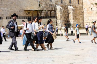 Kudüs İsrail 21 Mayıs 2018 akşam Kudüs'ün eski şehri batı duvarı plaza yürürken bilinmeyenli insan görünümü