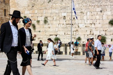 Kudüs İsrail 21 Mayıs 2018 akşam Kudüs'ün eski şehri batı duvarı plaza yürürken bilinmeyenli insan görünümü