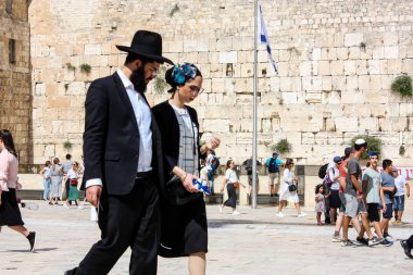 Kudüs İsrail 21 Mayıs 2018 akşam Kudüs'ün eski şehri batı duvarı plaza yürürken bilinmeyenli insan görünümü