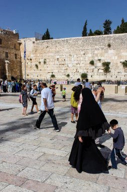 Kudüs İsrail 21 Mayıs 2018 akşam Kudüs'ün eski şehri batı duvarı plaza yürürken bilinmeyenli insan görünümü