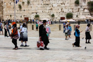 Kudüs İsrail 21 Mayıs 2018 akşam Kudüs'ün eski şehri batı duvarı plaza yürürken bilinmeyenli insan görünümü