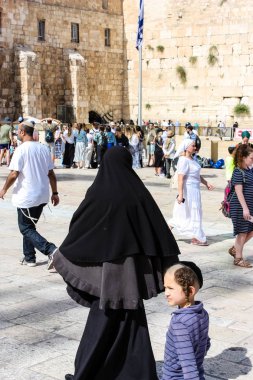 Kudüs İsrail 21 Mayıs 2018 akşam Kudüs'ün eski şehri batı duvarı plaza yürürken bilinmeyenli insan görünümü