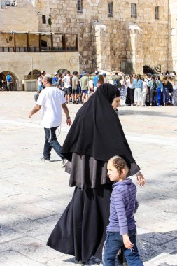 Kudüs İsrail 21 Mayıs 2018 akşam Kudüs'ün eski şehri batı duvarı plaza yürürken bilinmeyenli insan görünümü