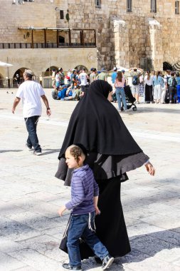 Kudüs İsrail 21 Mayıs 2018 akşam Kudüs'ün eski şehri batı duvarı plaza yürürken bilinmeyenli insan görünümü