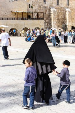 Kudüs İsrail 21 Mayıs 2018 akşam Kudüs'ün eski şehri batı duvarı plaza yürürken bilinmeyenli insan görünümü