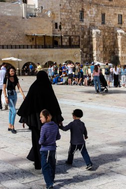 Kudüs İsrail 21 Mayıs 2018 akşam Kudüs'ün eski şehri batı duvarı plaza yürürken bilinmeyenli insan görünümü