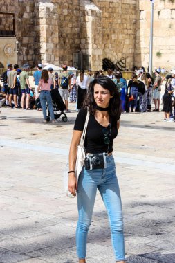 Kudüs İsrail 21 Mayıs 2018 akşam Kudüs'ün eski şehri batı duvarı plaza yürürken bilinmeyenli insan görünümü