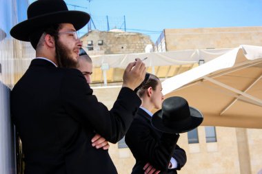 Kudüs İsrail 21 Mayıs 2018 akşam Kudüs'ün eski şehri batı duvarı plaza yürürken bilinmeyenli insan görünümü