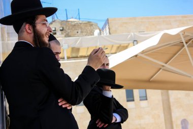 Kudüs İsrail 21 Mayıs 2018 akşam Kudüs'ün eski şehri batı duvarı plaza yürürken bilinmeyenli insan görünümü