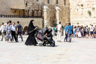 Kudüs İsrail 21 Mayıs 2018 akşam Kudüs'ün eski şehri batı duvarı plaza yürürken bilinmeyenli insan görünümü
