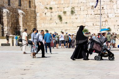 Kudüs İsrail 21 Mayıs 2018 akşam Kudüs'ün eski şehri batı duvarı plaza yürürken bilinmeyenli insan görünümü