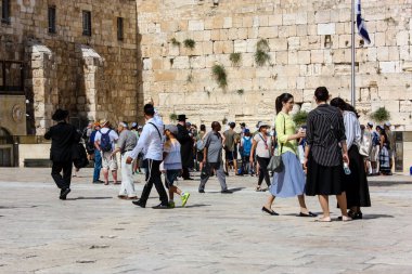 Kudüs İsrail 21 Mayıs 2018 akşam Kudüs'ün eski şehri batı duvarı plaza yürürken bilinmeyenli insan görünümü
