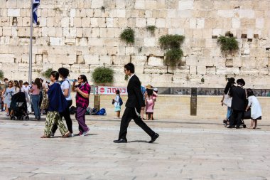 Kudüs İsrail 21 Mayıs 2018 akşam Kudüs'ün eski şehri batı duvarı plaza yürürken bilinmeyenli insan görünümü
