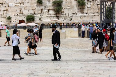 Kudüs İsrail 21 Mayıs 2018 akşam Kudüs'ün eski şehri batı duvarı plaza yürürken bilinmeyenli insan görünümü