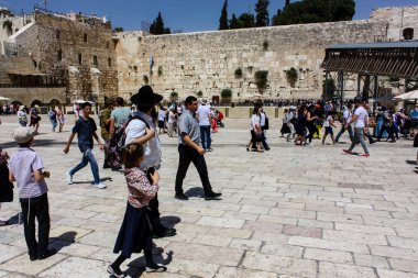 Kudüs İsrail 21 Mayıs 2018 akşam Kudüs'ün eski şehri batı duvarı plaza yürürken bilinmeyenli insan görünümü