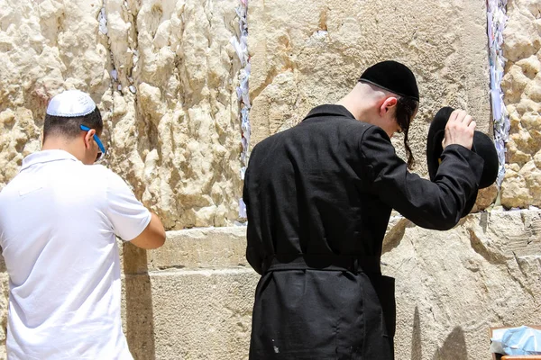 Jerusalém Israel Maio 2018 Vista Pessoas Desconhecidas Orando Frente Muro — Fotografia de Stock
