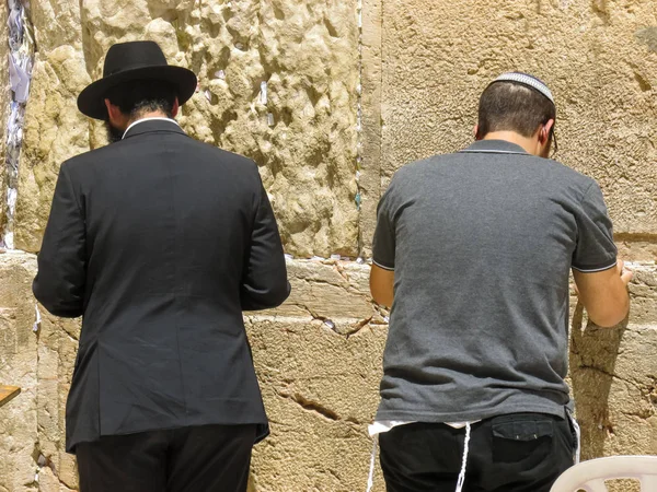 Jerusalén Israel Mayo 2018 Vista Gente Desconocida Rezando Frente Muro —  Fotos de Stock