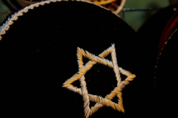 耶路撒冷以色列2018年5月21日在以色列古城耶路撒冷的纪念品商店里的帽子特写 — 图库照片