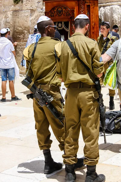 Ιερουσαλήμ Ισραήλ Μαΐου 2018 Άποψη Ισραηλινών Στρατιωτών Που Στέκεται Μπροστά — Φωτογραφία Αρχείου
