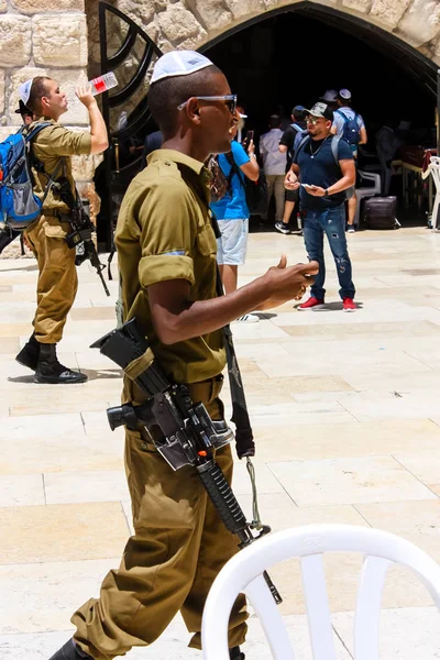 Jerusalem Israel May 2018 View Israeli Soldiers Standing Front Western — Stock Photo, Image