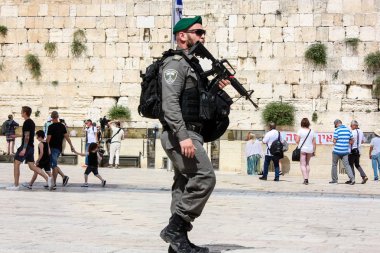 Kudüs İsrail 21 Mayıs 2018 bilinmeyen İsrail polis memuru batı duvarı plaza Kudüs'ün eski şehri yürürken görünümünü