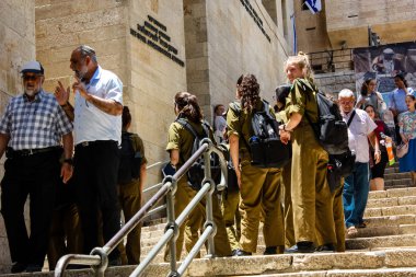 Kudüs İsrail 21 Mayıs 2018 İsrailli askerler Yahudi Mahallesi akşam Kudüs'ün eski şehri sokakta yürürken görünümünü