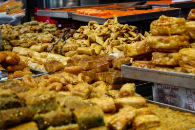 Kudüs İsrail 24 Mayıs 2018 çeşitli hamur işleri Closeup lehimlemek içinde çarşı Kudüs İsrail akşamları