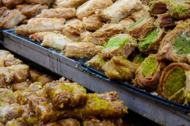 Kudüs İsrail 24 Mayıs 2018 çeşitli hamur işleri Closeup lehimlemek içinde çarşı Kudüs İsrail akşamları