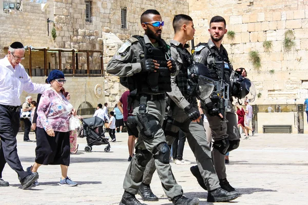 Izrael Jerozolima Maja 2018 Widok Nieznany Izraelski Oficer Policji Chodzenie — Zdjęcie stockowe