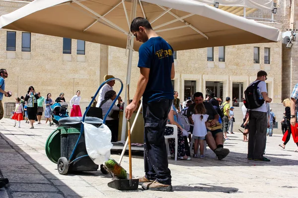 Jerusalén Israel Mayo 2018 Vista Trabajador Desconocido Barriendo Suelo Frente — Foto de Stock