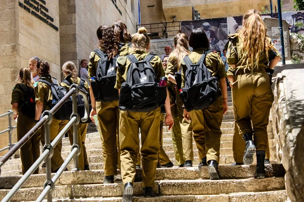 stock image Jerusalem Israel May 21, 2018 View of Israeli soldiers walking in the street of the old city of Jerusalem in the Jewish quarter in the evening