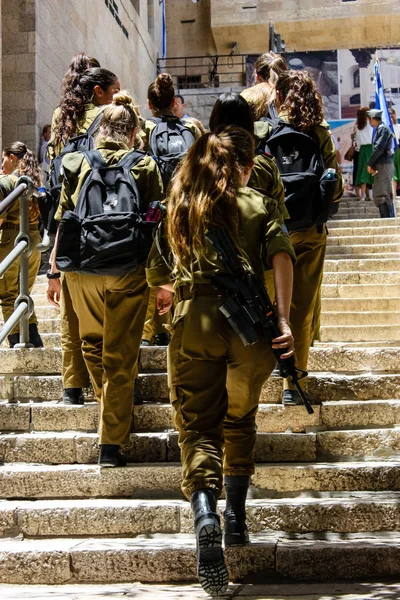 stock image Jerusalem Israel May 21, 2018 View of Israeli soldiers walking in the street of the old city of Jerusalem in the Jewish quarter in the evening