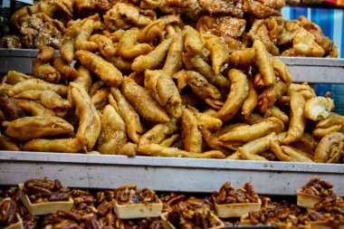 Kudüs İsrail 24 Mayıs 2018 çeşitli hamur işleri Closeup lehimlemek içinde çarşı Kudüs İsrail akşamları