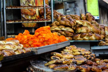 Kudüs İsrail 24 Mayıs 2018 çeşitli hamur işleri Closeup lehimlemek içinde çarşı Kudüs İsrail akşamları