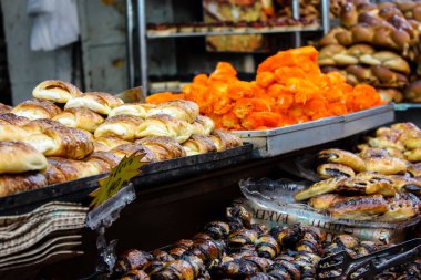 Kudüs İsrail 24 Mayıs 2018 çeşitli hamur işleri Closeup lehimlemek içinde çarşı Kudüs İsrail akşamları