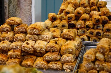 Kudüs İsrail 24 Mayıs 2018 çeşitli hamur işleri Closeup lehimlemek içinde çarşı Kudüs İsrail akşamları