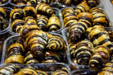 Kudüs İsrail 24 Mayıs 2018 çeşitli hamur işleri Closeup lehimlemek içinde çarşı Kudüs İsrail akşamları