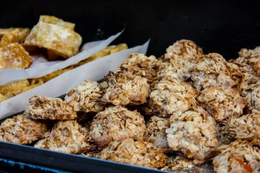 Kudüs İsrail 24 Mayıs 2018 çeşitli hamur işleri Closeup lehimlemek içinde çarşı Kudüs İsrail akşamları