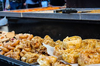 Kudüs İsrail 24 Mayıs 2018 çeşitli hamur işleri Closeup lehimlemek içinde çarşı Kudüs İsrail akşamları