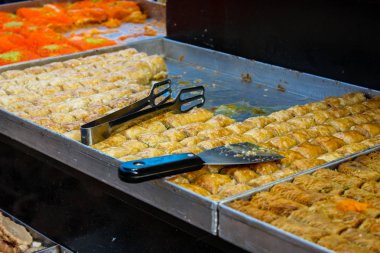 Kudüs İsrail 24 Mayıs 2018 çeşitli hamur işleri Closeup lehimlemek içinde çarşı Kudüs İsrail akşamları